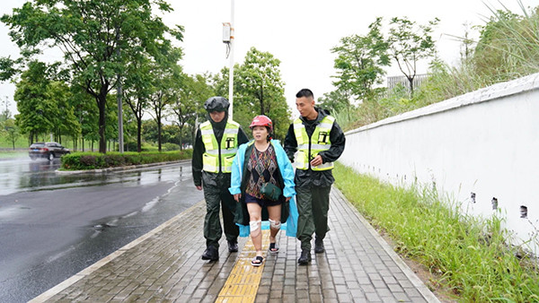 暴雨洪水中逆行的身影守护平安,突发洪水公安消防展开救援工作