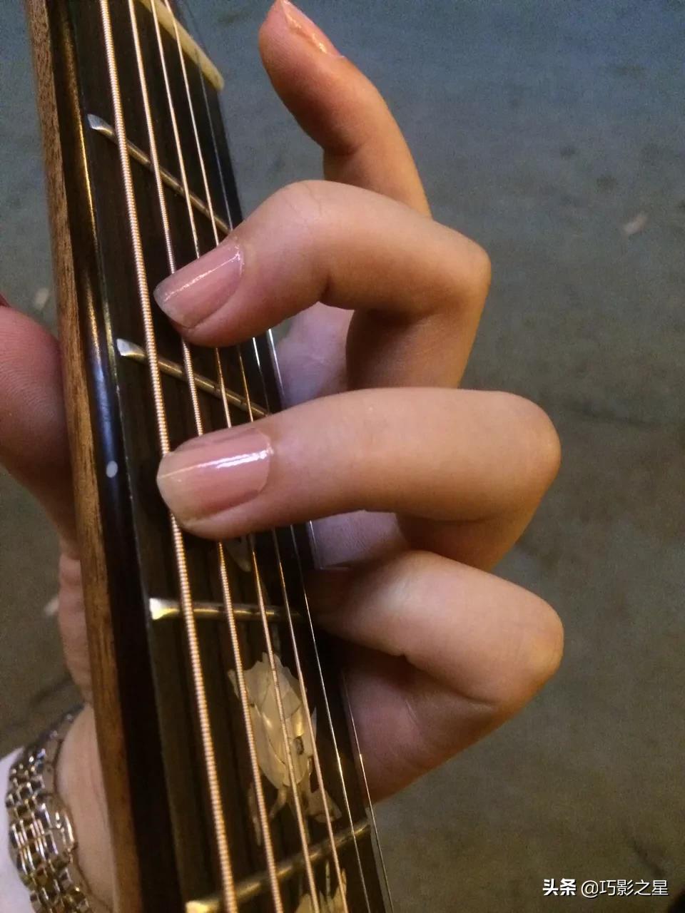 吉他弹唱怎么提升唱功,吉他弹唱如何越简单越好听