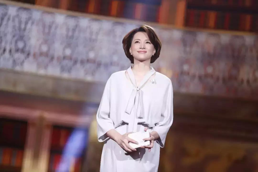 董卿消失的第2个春晚，她去哪里了？