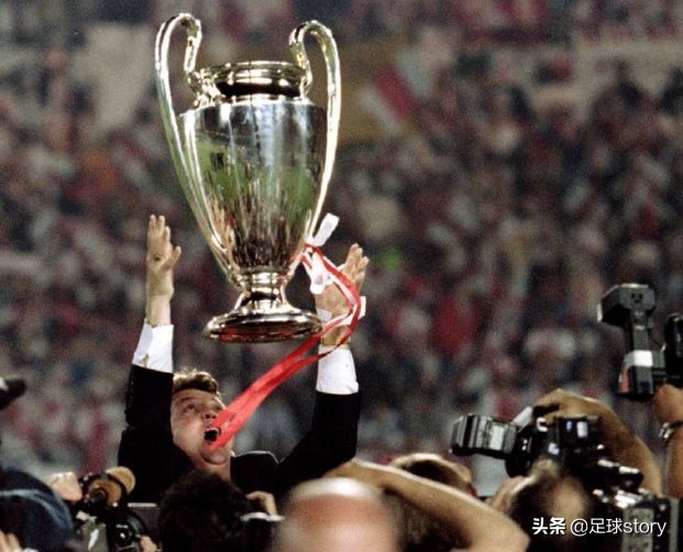 他缔造了欧冠历史第一奇迹,阿贾克斯拜仁三连冠