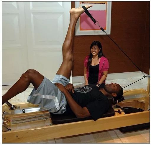 李若彤练普拉提视频,55岁李若彤晒运动照