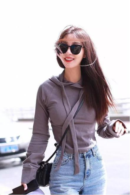 李菲儿穿衣随性，裹身款上衣显出好身材，配牛仔裤不系腰带也不掉