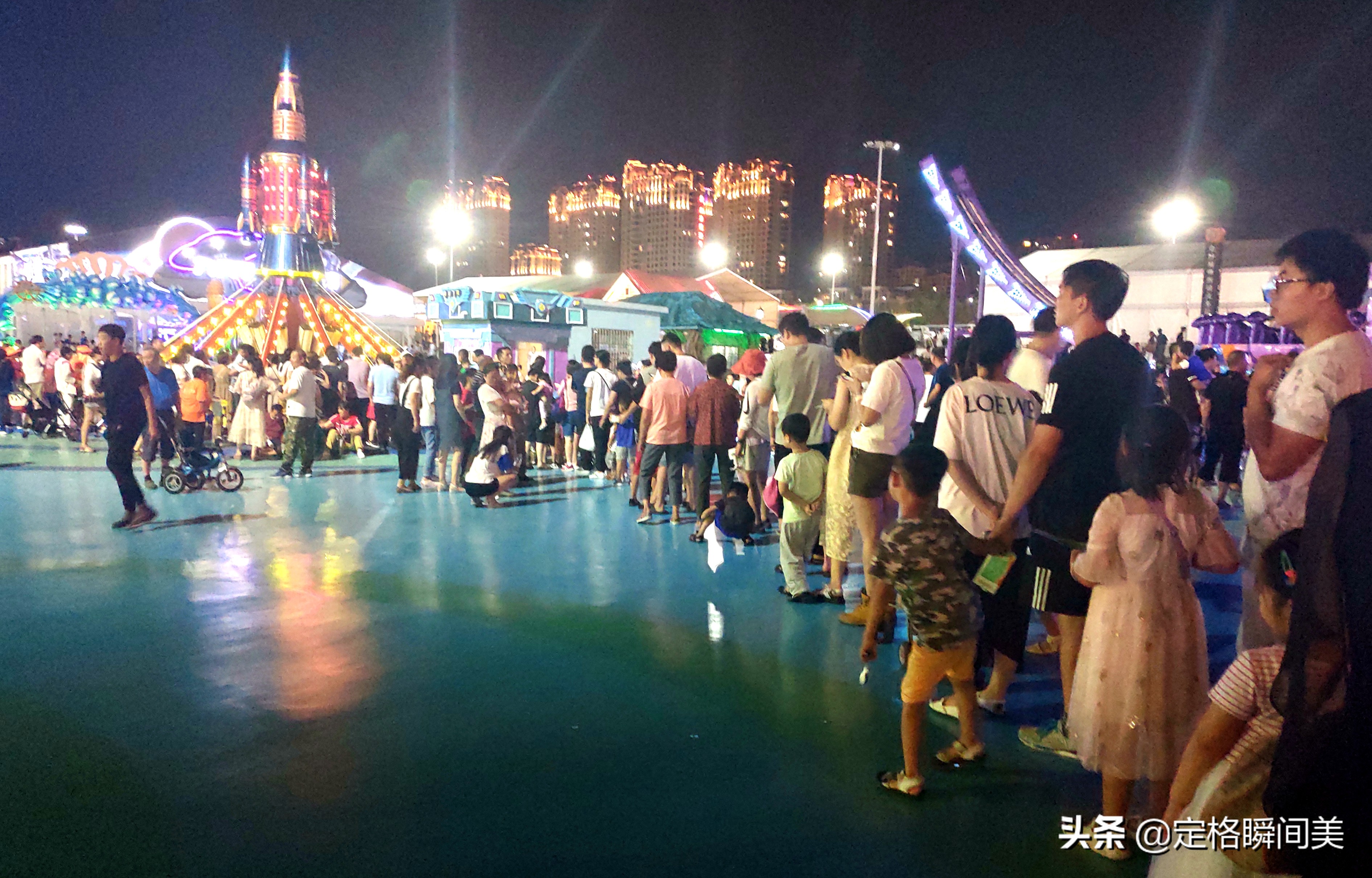 小生意赚大钱，晚上顾客排长队，一月的收入比你一年挣得都多