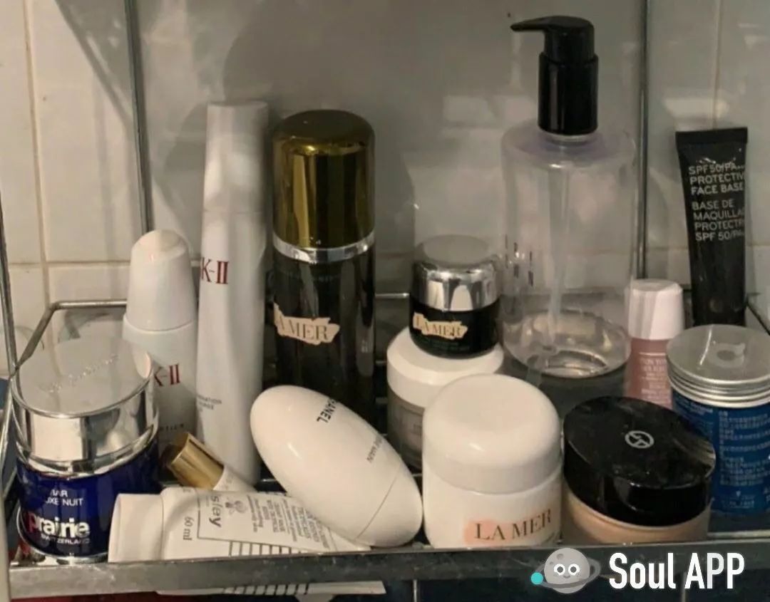 男生用打火机点鞋着火,男生用打火机烧线