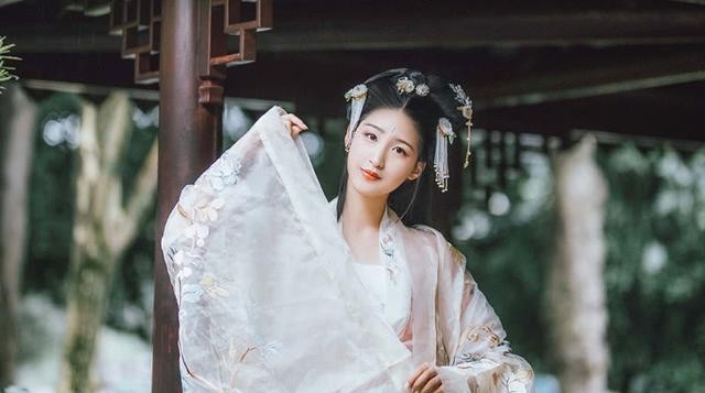 这首诗火了千年，不停被模仿，如今选入语文课本，家长却建议删除