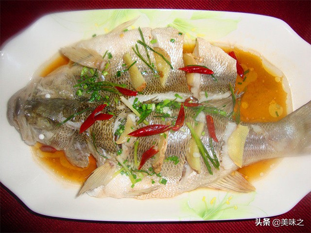 鲈鱼最好吃的做法清蒸鲈鱼,清蒸鲈鱼的做法简单易学味道鲜美