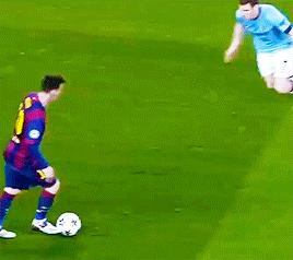 牛尾巴挑球过人教学,五人球过人技巧