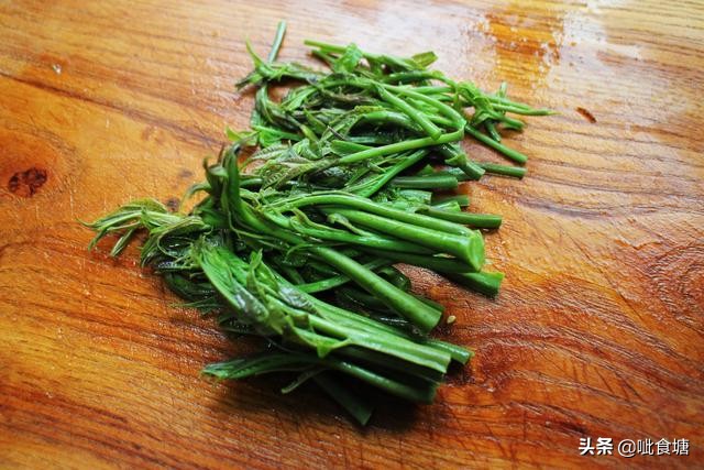 香椿炒鸡蛋正确做法先别焦急下锅,香椿炒鸡蛋简单易学你会了吗