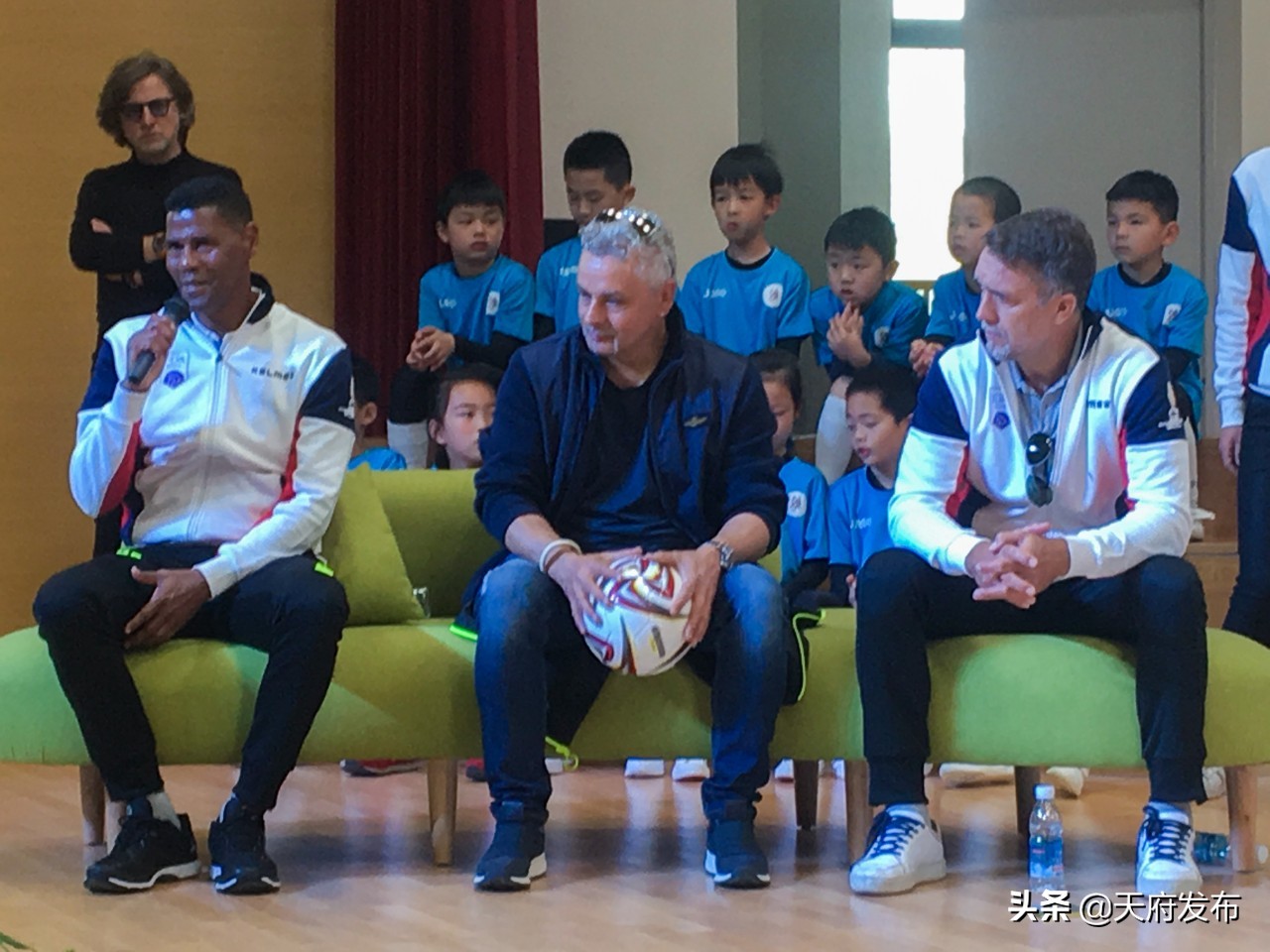 燃爆！巴乔、巴蒂、菲戈等世界足坛传奇齐聚天府新区，重现当年风采