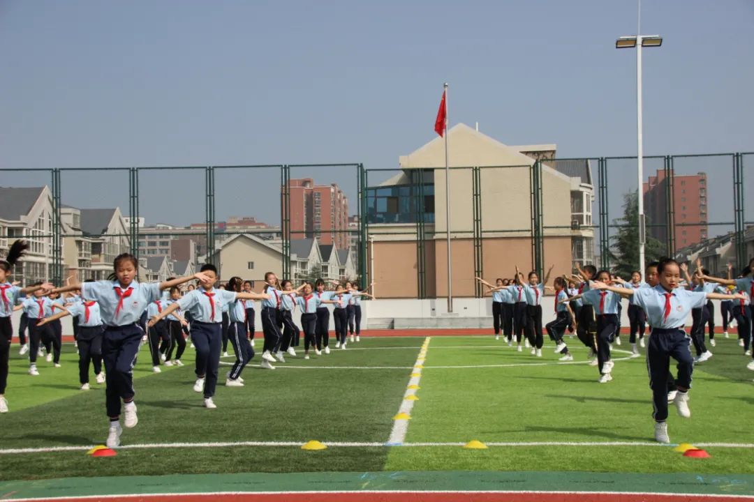 建*党**百年喜迎国庆节——西安经开第二小学队列队形广播*比操**赛