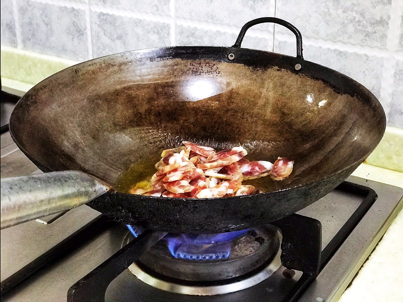 电饭锅土豆腊肠焖饭不用炒,腊肠土豆饭最正宗做法