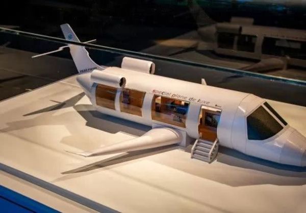 中国人烧给死人的纸扎，登上巴黎设计周，还被法国的博物馆收藏。