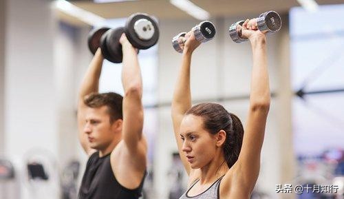 哑铃健身最简单最直接的动作,在家健身教学8大哑铃训练动作