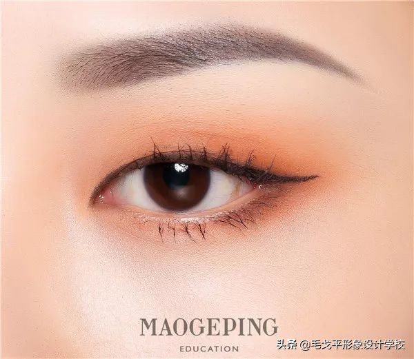 单眼皮不画眼线只画眼影好看吗,为何同样是单眼皮