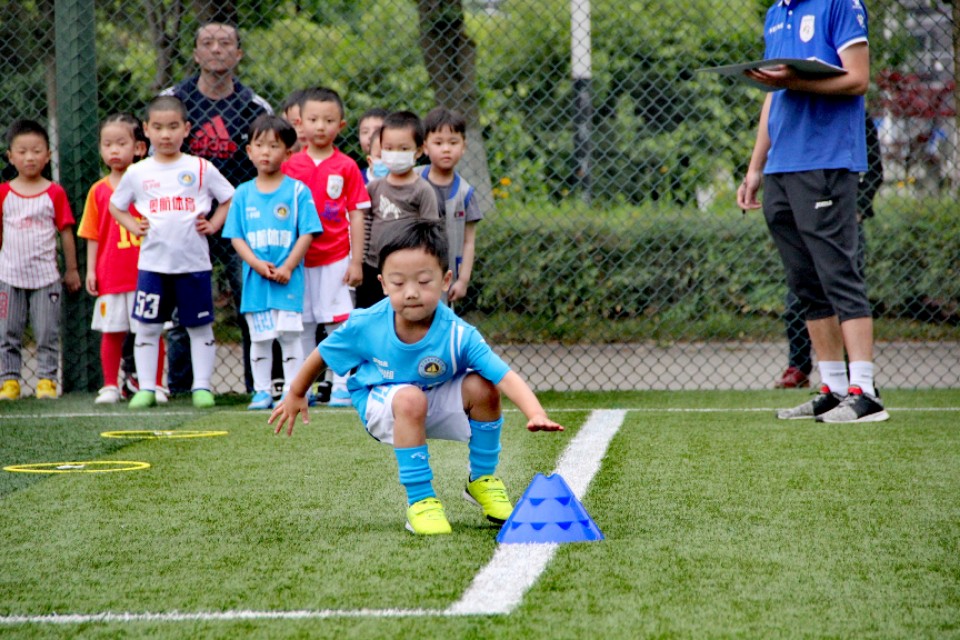 南充足球青训俱乐部,南充奥航足球俱乐部教练