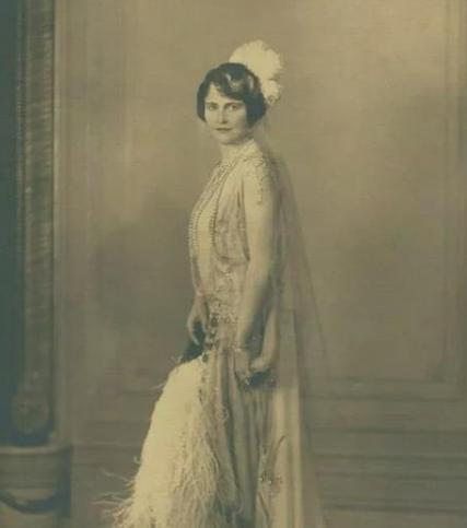 世界上最壕的女人，收藏的珍贵珠宝首饰，怒甩不列颠女王几十条街