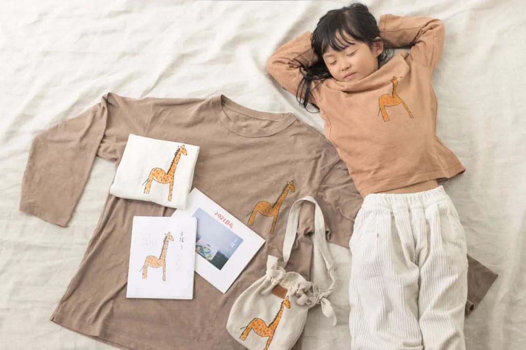 租下城郊200㎡小院，和陌生人一起生活5年：唱歌、染布、盖树屋