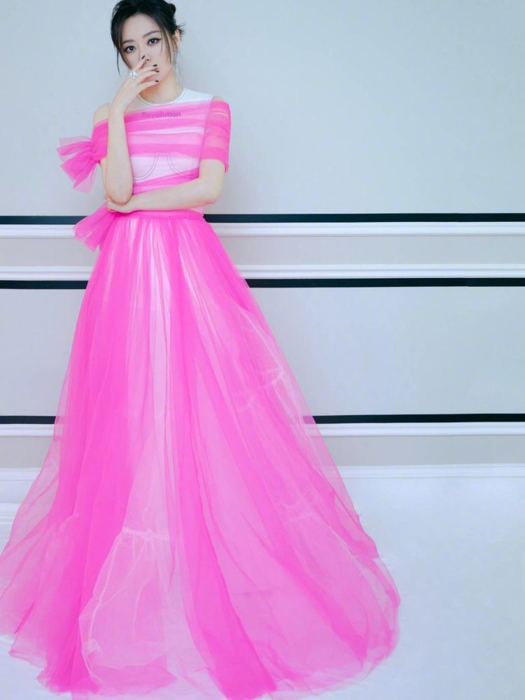 36岁张靓颖大红色造型独特魅力,36岁的张靓颖有多迷人