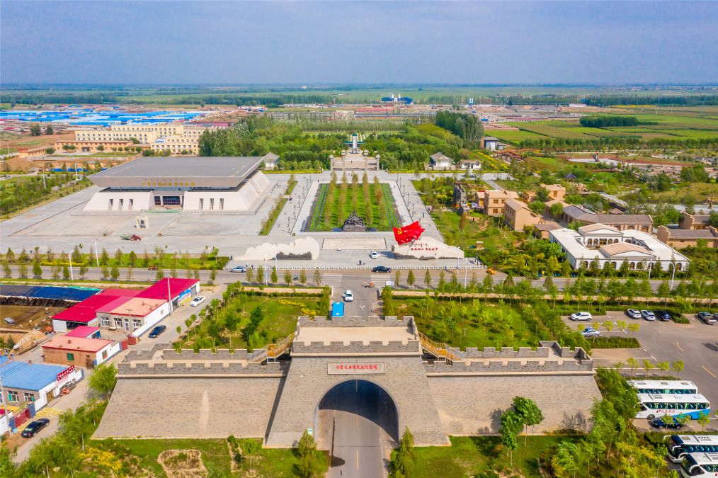 她是滔滔千里黄河的宠儿，阴山之下、河套之上的掌上明珠