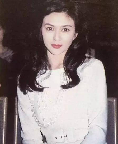 李嘉欣关之琳两位美人,关之琳跟李嘉欣是同一届港姐吗