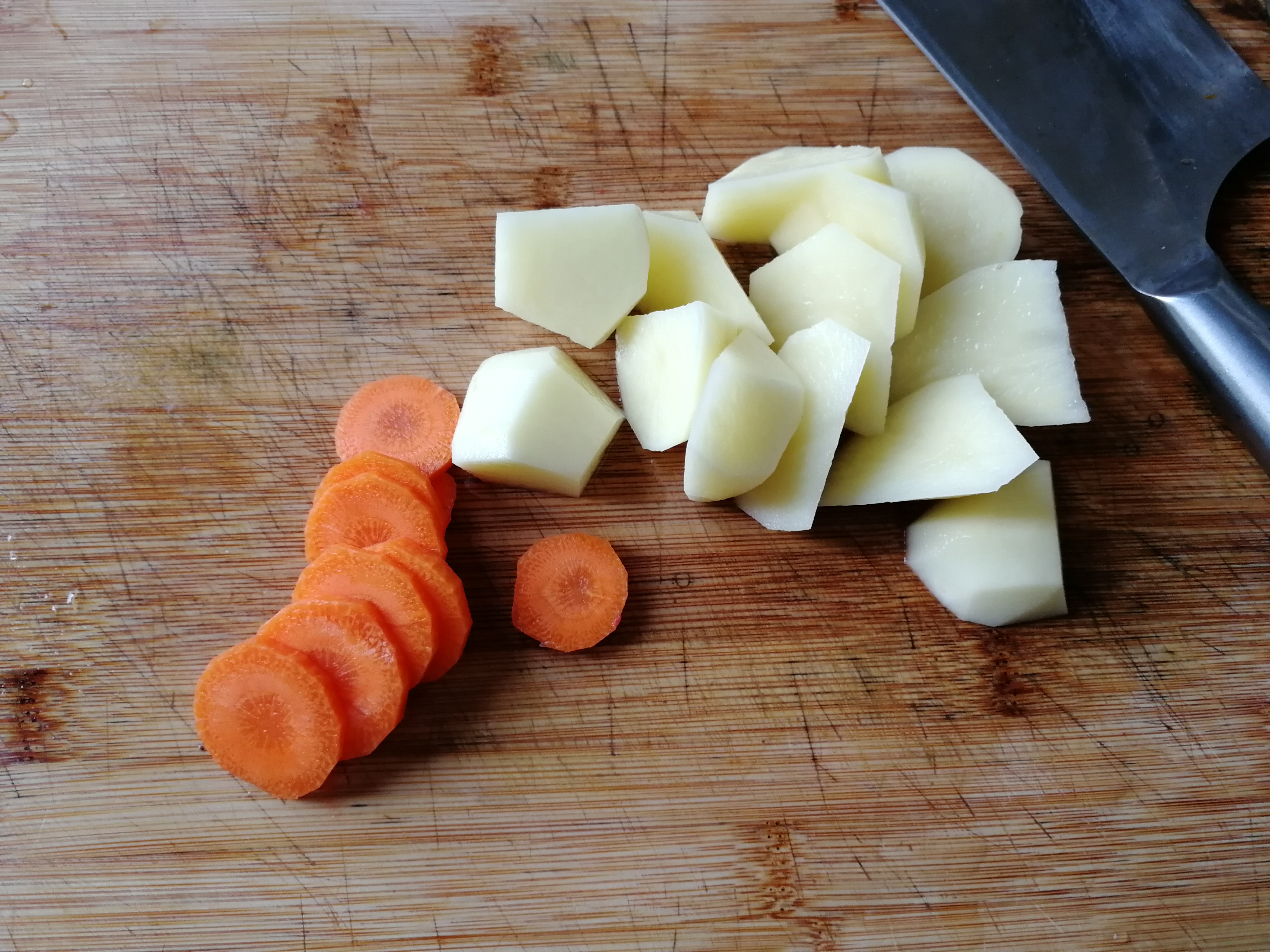 砂锅萝卜排骨汤做法家常,砂锅土豆胡萝卜炖五花肉做法