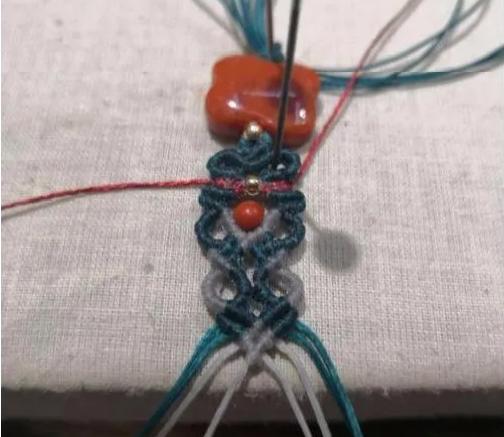 小孔转运珠编绳手链教程,2个珠子的小挂坠
