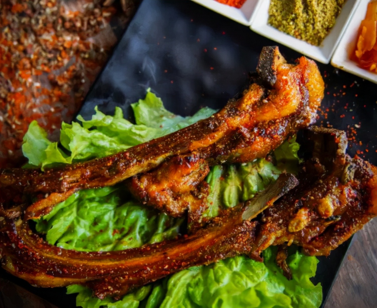 左手手术刀，右手烧烤架！医学博士“搅动”串圈