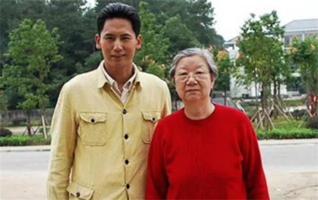 2018年，刘思齐儿子，女儿纪念主席诞辰125周年，表情严肃凝重