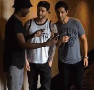 搞笑gif段子兄弟你把我吓到了,搞笑gif段子实在是猝不及防啊