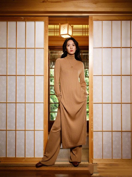 刘雯冬季羊羔毛皮衣街拍穿搭,羊绒秋冬穿搭