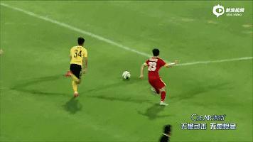 牛尾巴挑球过人教学,五人球过人技巧