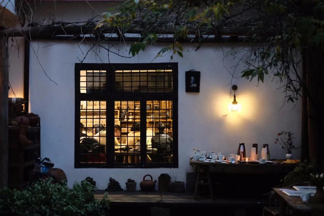 租下城郊200㎡小院，和陌生人一起生活5年：唱歌、染布、盖树屋