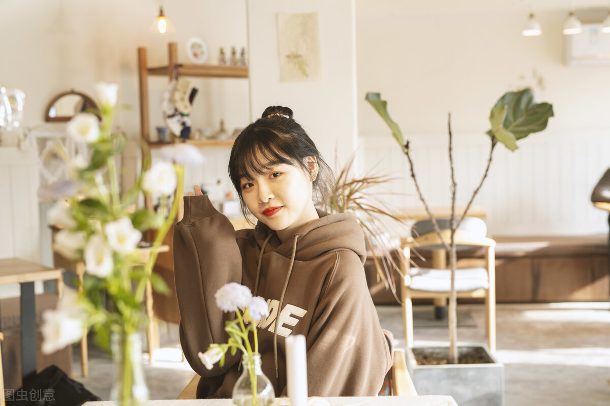 在森林里，狡猾的狐狸用甜言蜜语骗了乌鸦口中的肉