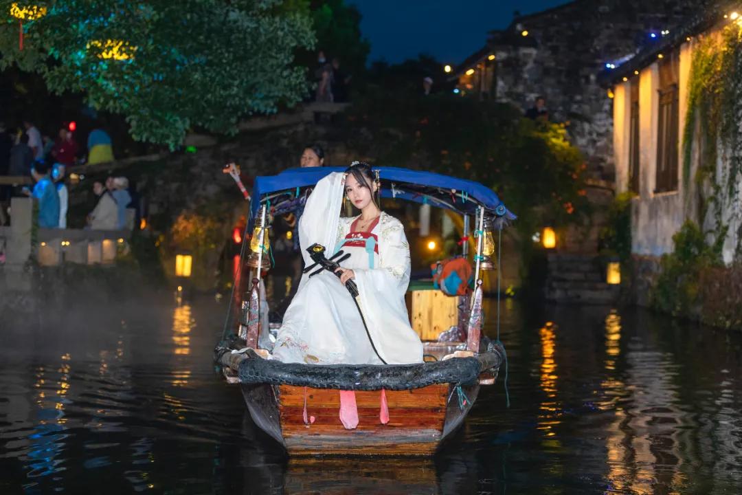 穿汉服赏花灯猜灯谜,苏州周庄古镇汉服