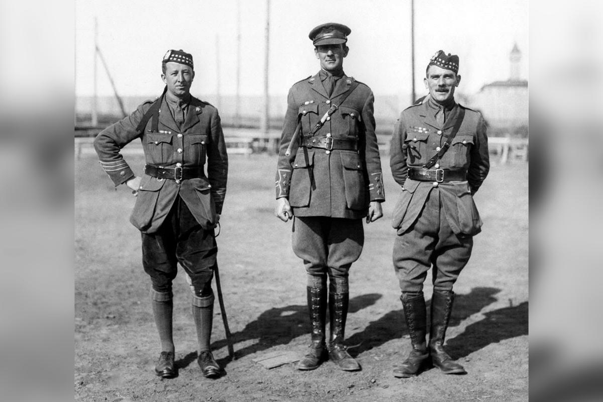 军人为啥要穿衣服睡觉,为什么军人穿马裤