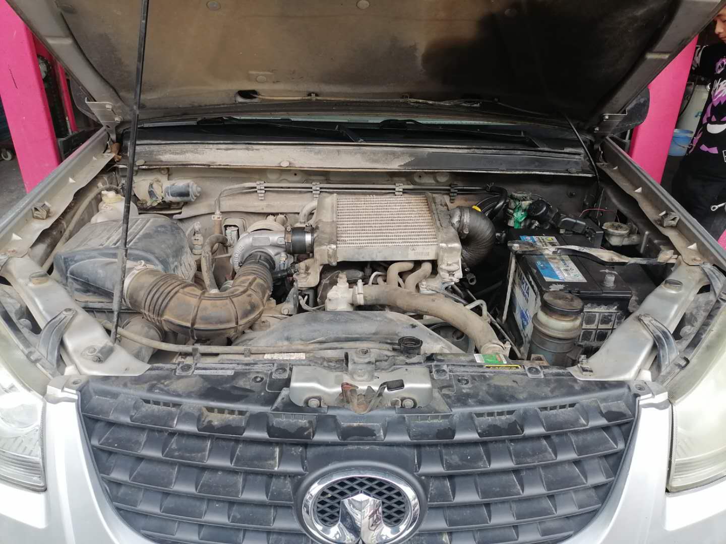 发动机冒白烟蓝烟烧机油,尾气大量冒蓝烟要不要大修发动机