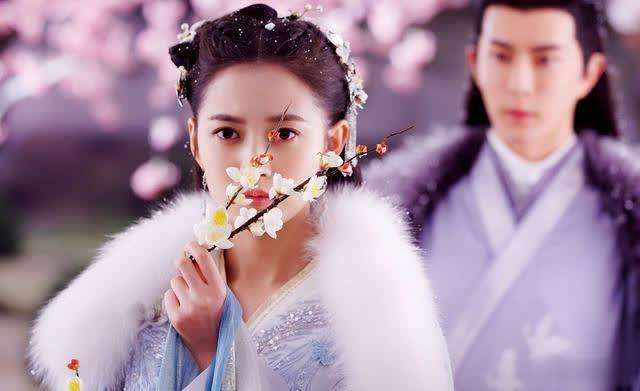 落霞与孤鹜齐飞秋水共长天一色为什么可以用在词中不可用在诗中