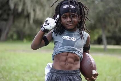 22岁小将百米9秒69博尔特,美国7岁男孩跑100米