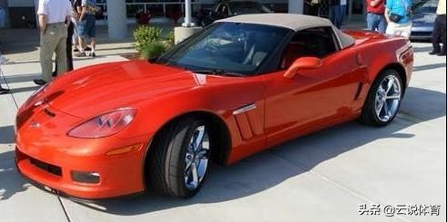 NBA巨星从不差钱：詹皇18岁开2003悍马H2