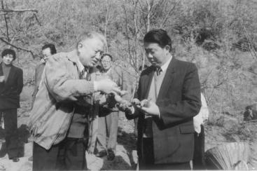 没有经费仍然坚持研究，他揭开了天麻生长的全部奥秘，药农为他立碑塑像