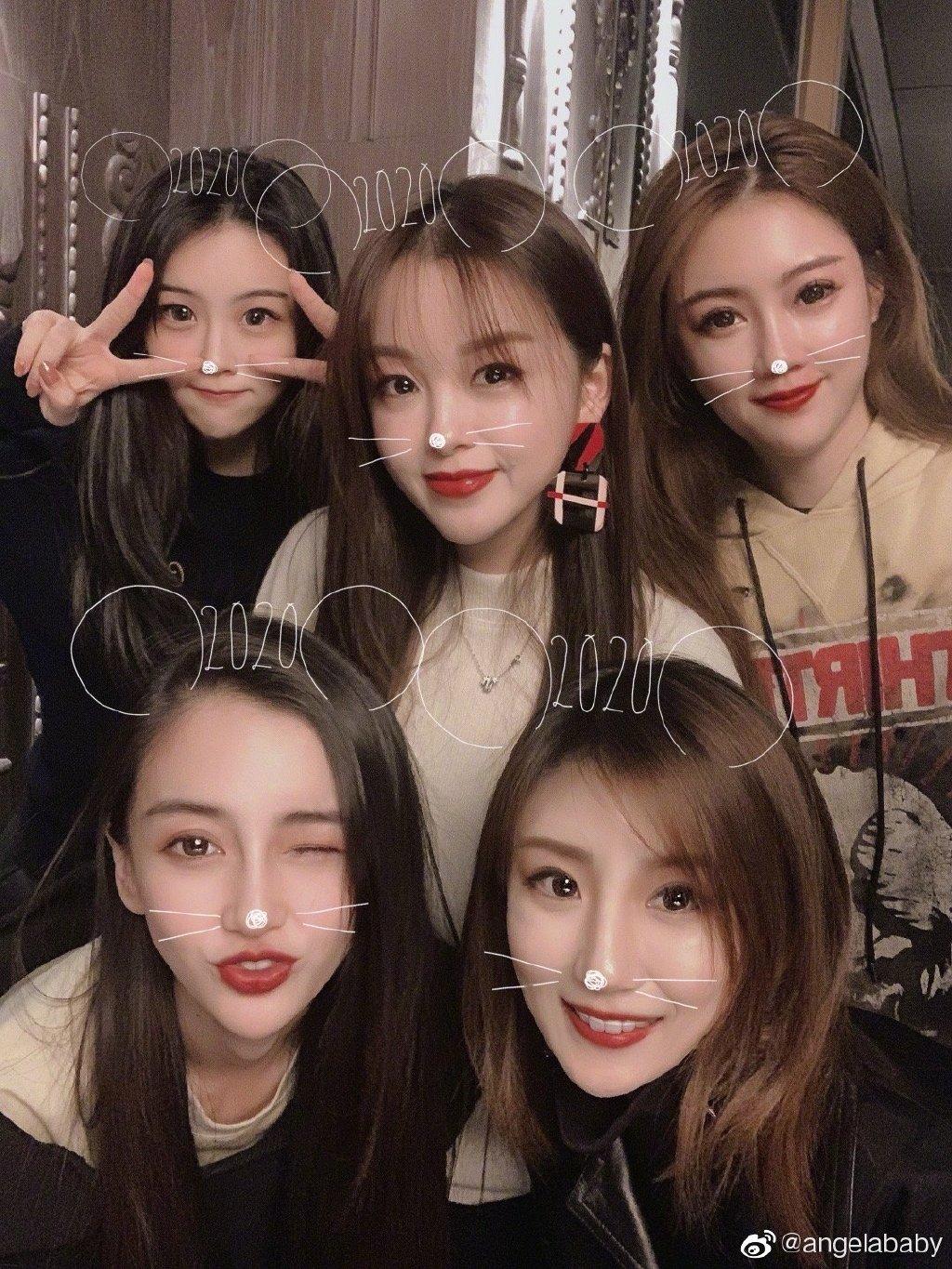 连她都要镶边合影的集会，来头这么大？