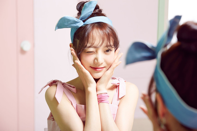 女孩子偷偷的开始学化妆,喜欢学化妆可惜年龄大了