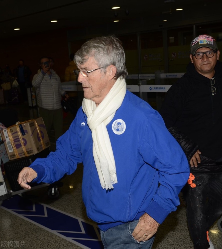 国足教练李铁场边停球,国足主教练李铁高光时刻