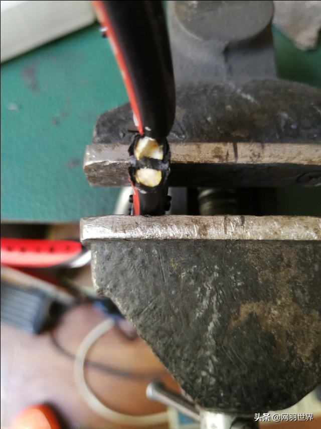 羽毛球拍线断了怎么修教程视频,碳纤维羽毛球拍断了有必要修复