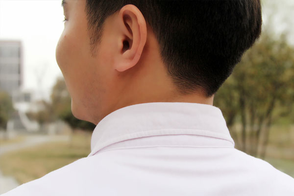 脖子上长出一粒粒小肉是怎么回事,脖子上长出了奇怪的小疙瘩怎么办