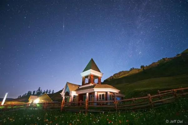 来*疆新**吧！这里的星空能满足你对浪漫的所有幻想……