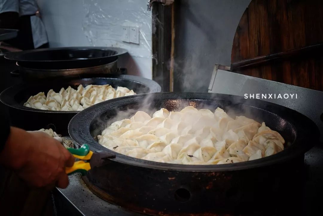 一上午走了1万步，探访5家人气爆棚的小店，不但吃撑还差点被人打