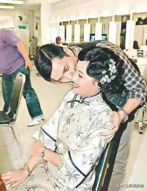 许久未见女友,周海媚谈恋情观