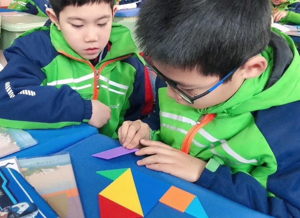 【寓教于乐】敕勒川绿地小学乌兰分校一年级开展​玩转七巧板趣味拼搭活动​