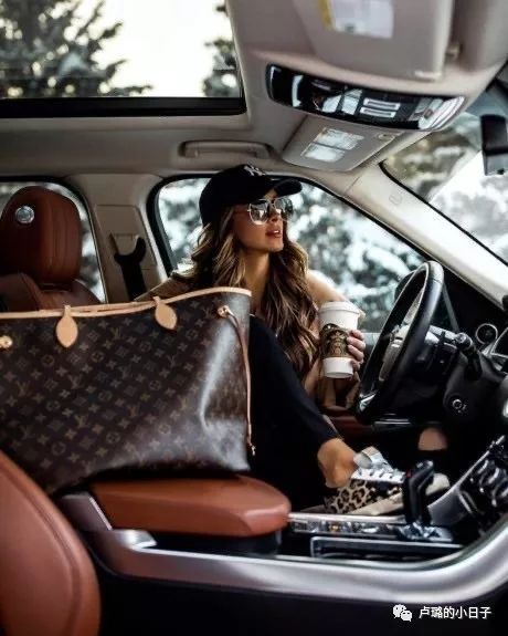 又轻又实用的名牌包,中国名牌包排行榜前十名及价位